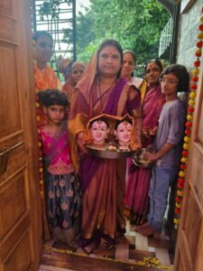 सोलापूर : आज घरोघरी गौरींचे आगमन झाले.